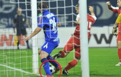 Video: Pha bỏ lỡ cơ hội kinh điển nhất lịch sử bóng đá